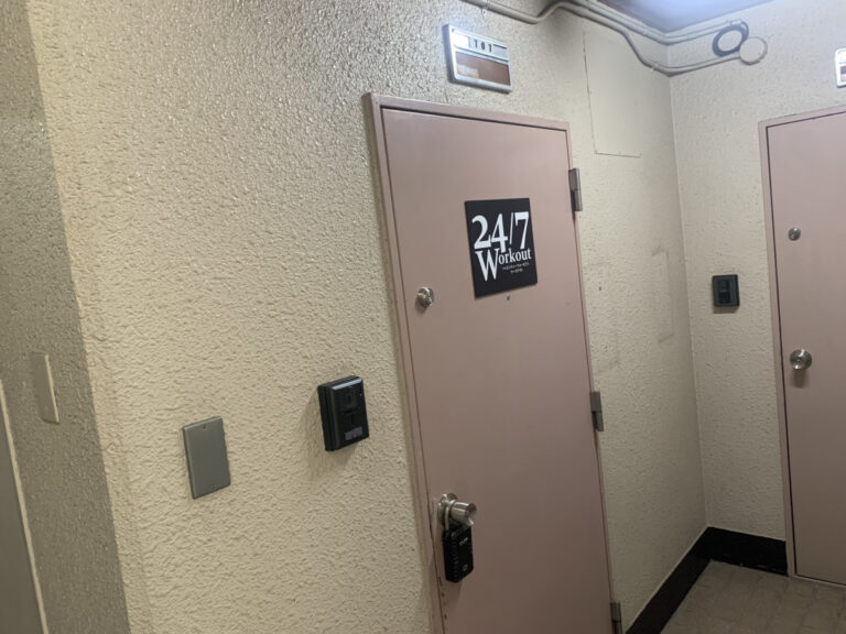 明大前　ドア外観